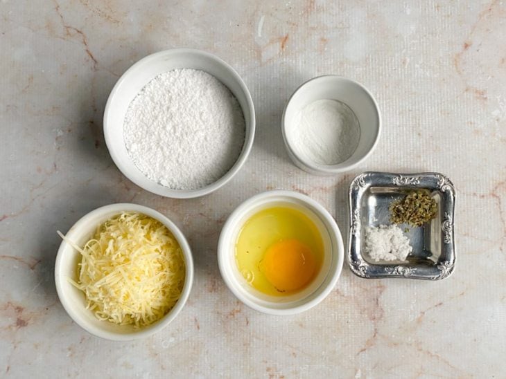 Ingredientes reunidos em uma bancada.