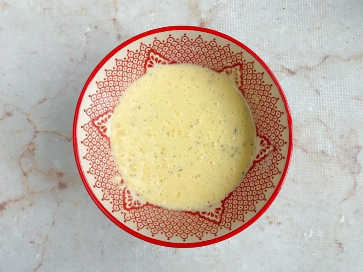 Todos os ingredientes misturados em uma tigela.