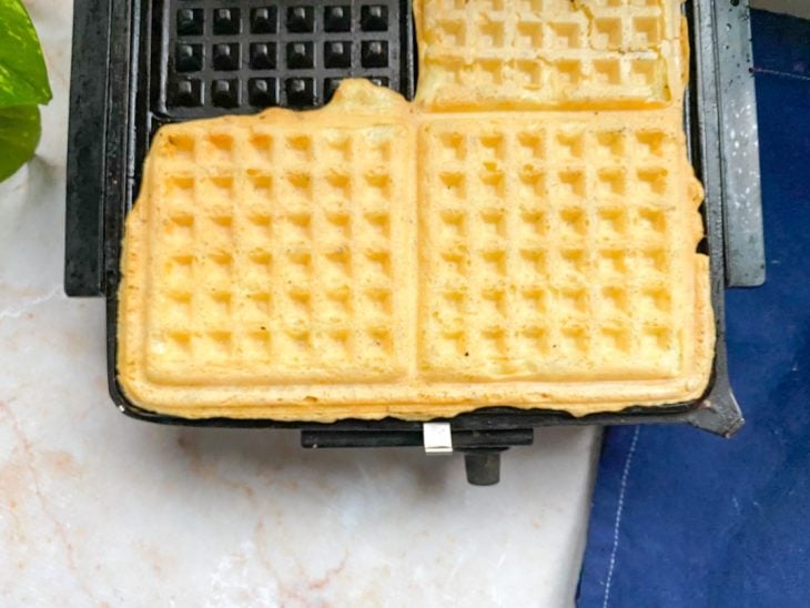 Waffles dourados ainda na máquina.