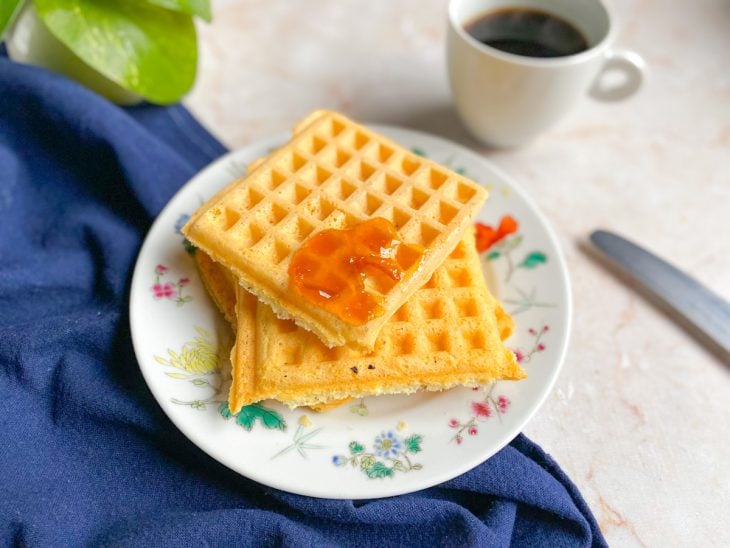 Waffles prontos para consumo sobre um prato.