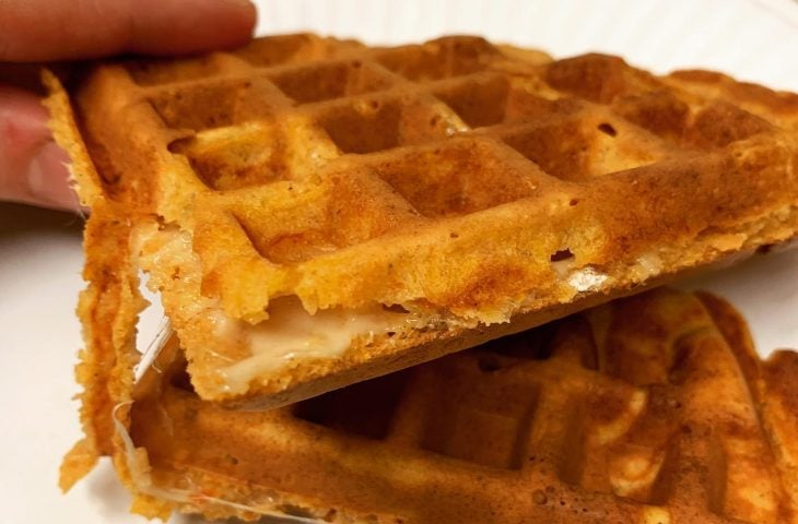 Waffle salgado de tomate e queijo