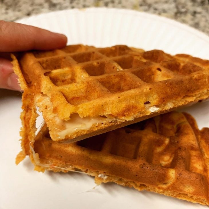 Waffle salgado de tomate e queijo