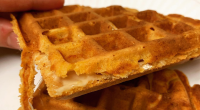 Waffle salgado de tomate e queijo