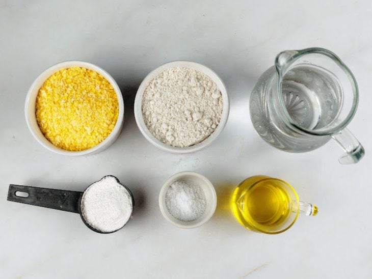 Uma bancada com os ingredientes da receita.
