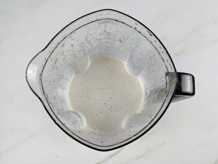 Liquidificador com a mistura da massa de waffle.