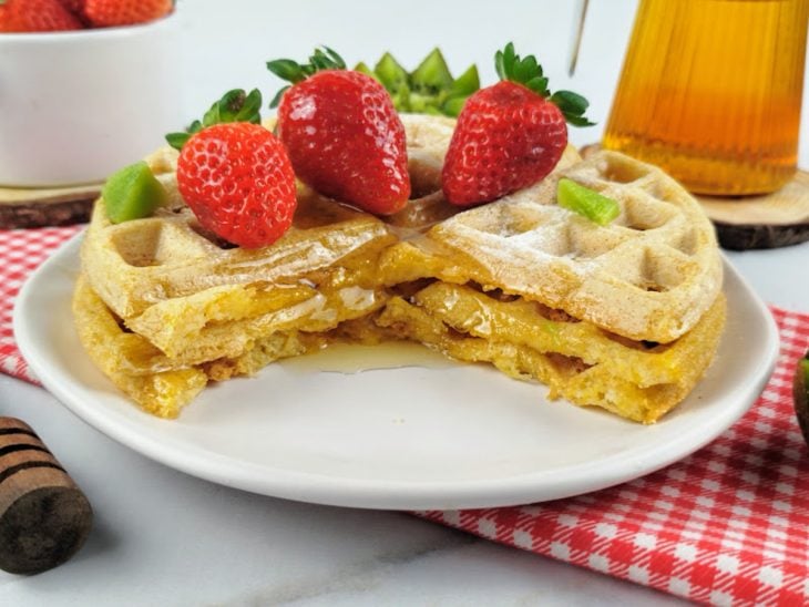Um prato com waffles sem glúten prontos.