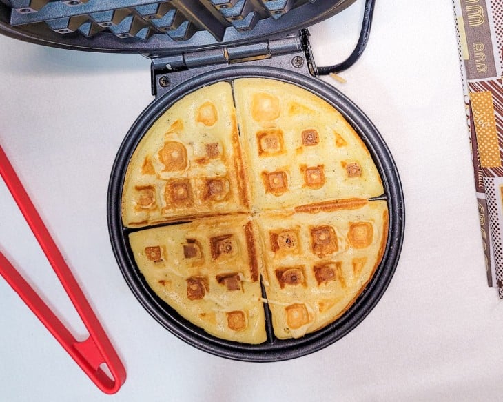 Uma assadeira com waffle pronto.