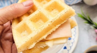 Waffles de tapioca com peito de peru