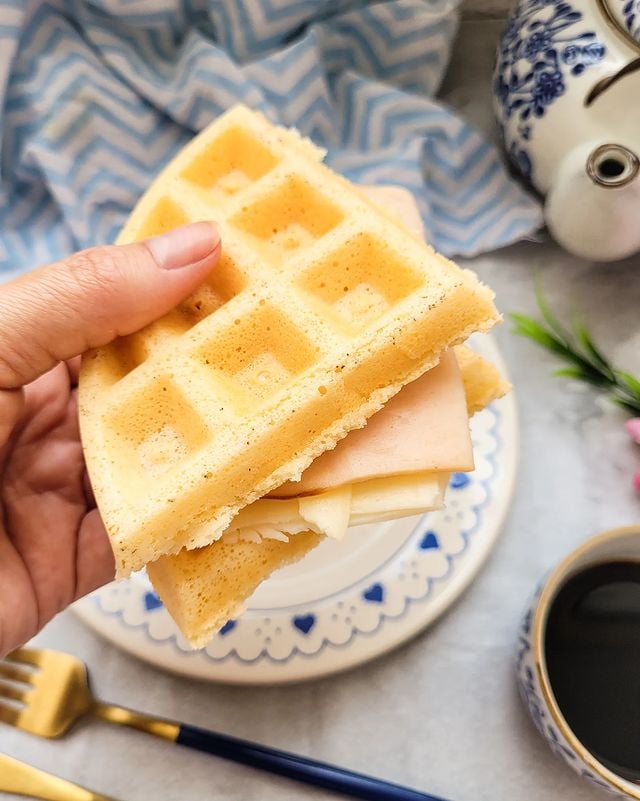 Waffles de tapioca com peito de peru