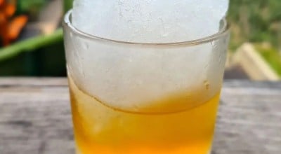Whisky com gelo de coco