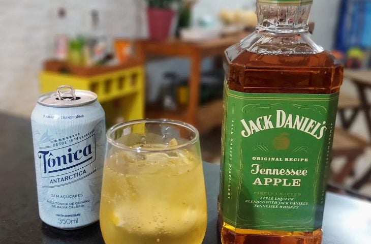 Whisky de maçã verde com tônica