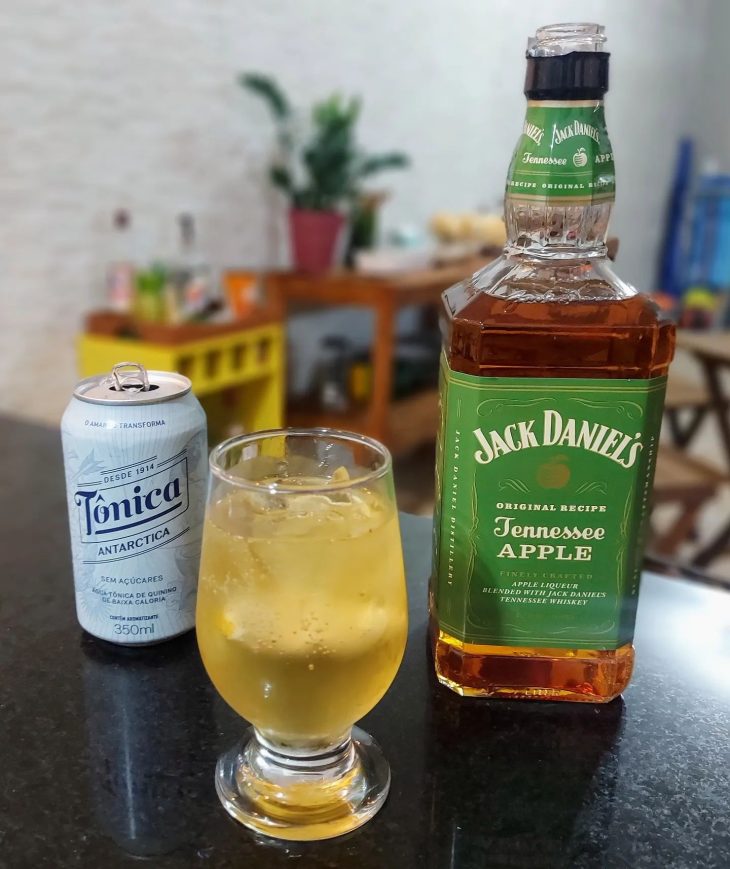 Whisky de maçã verde com tônica