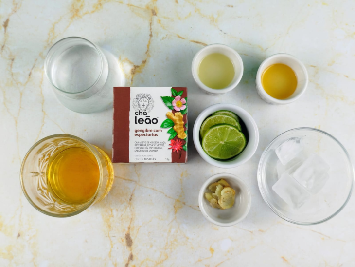 Ingredientes para a receita reunidos em uma bancada.