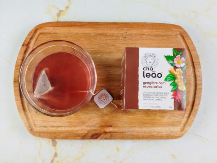 Sachê de chá na água para infusionar.