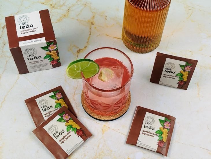 Whisky sour com gengibre pronto para consumo.
