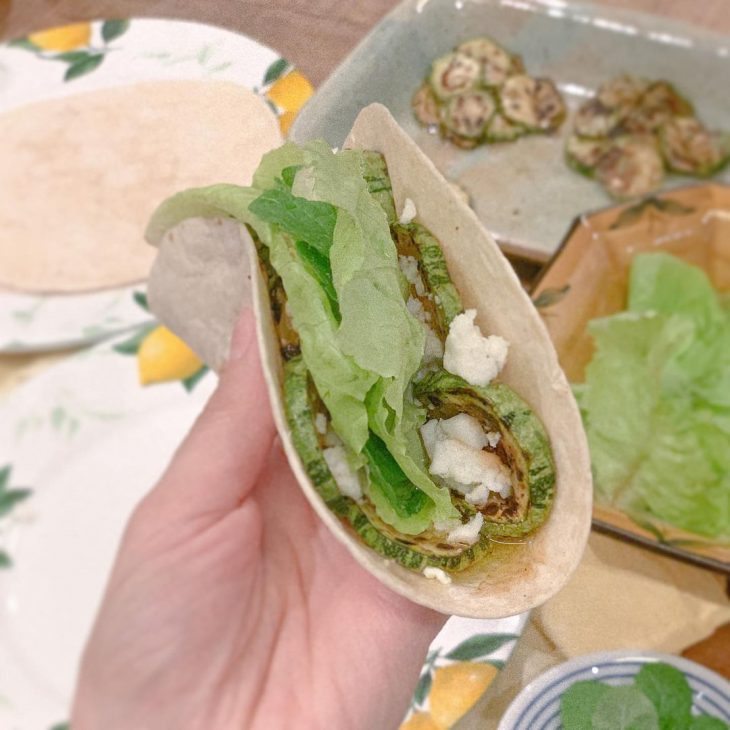 Wrap de abobrinha com queijo feta