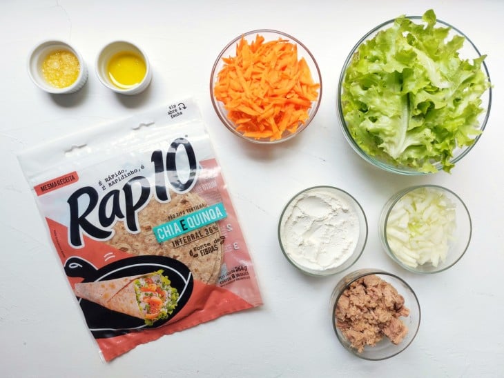 Ingredientes do wrap de atum com rap10 reunidos na bancada.