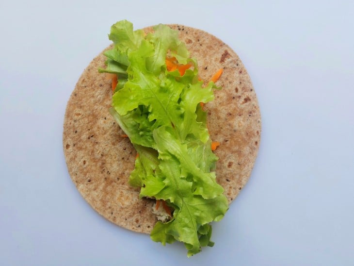 Cenoura ralada, salada, azeite e sal no meio da tortilha.