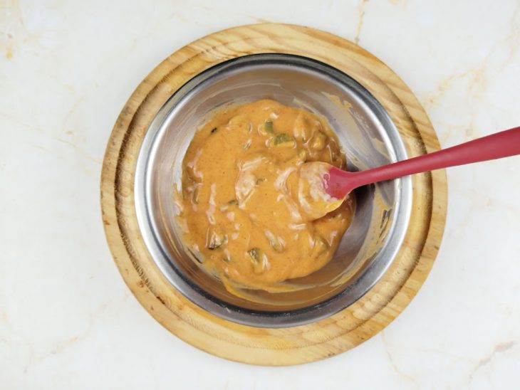 Molhos e temperos misturados numa tigela.