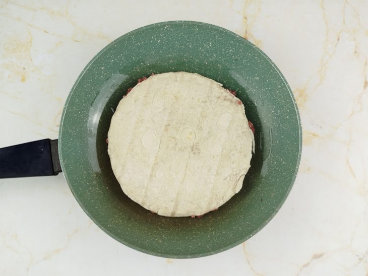 Wrap com a carne na frigideira.