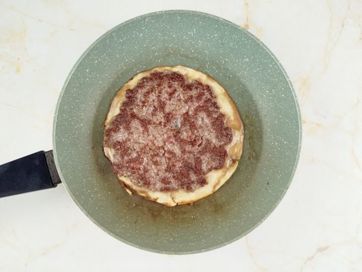 Wrap virado na frigideira, com a carne para cima.