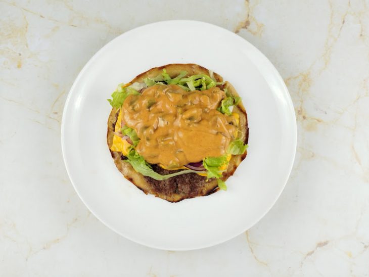 Molho adicionado ao wrap.