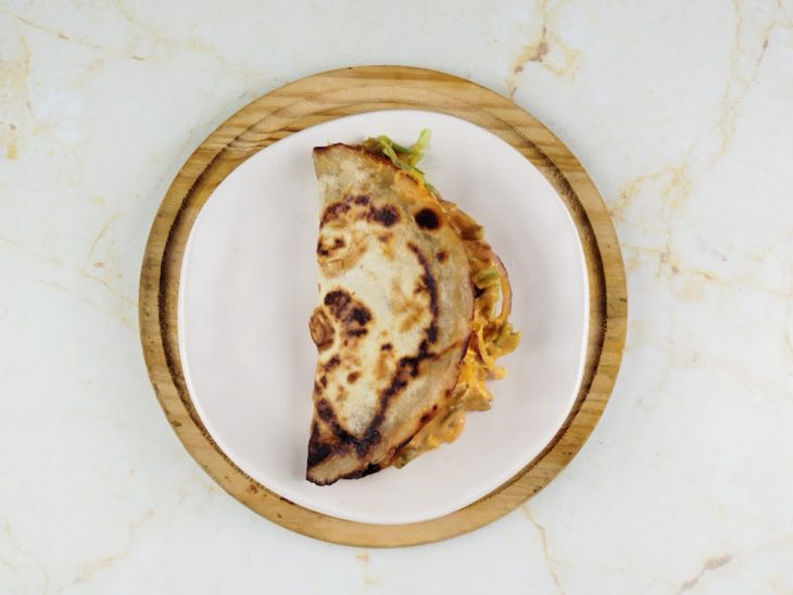 Wrap fechado, no prato.