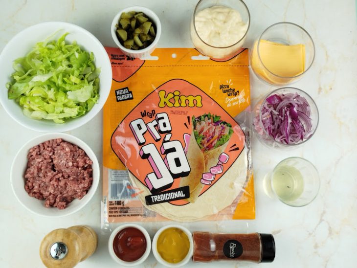 Ingredientes reunidos na bancada.