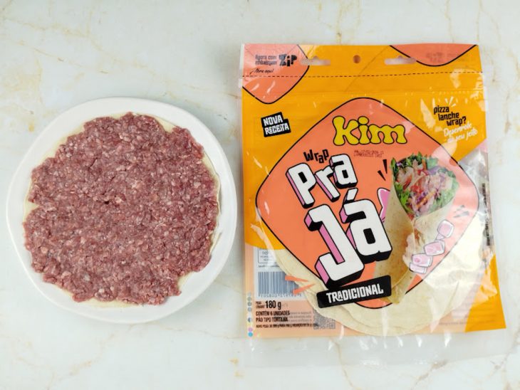 carne moída distribuída no wrap.