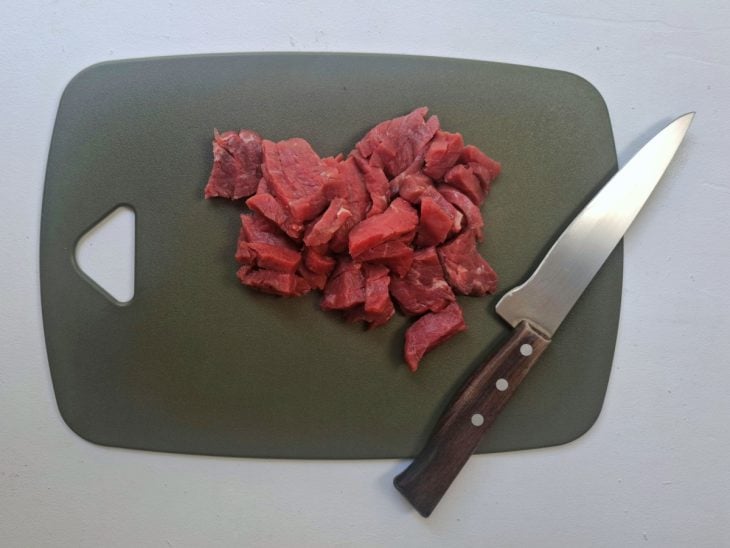 Carne picada em uma tábua.
