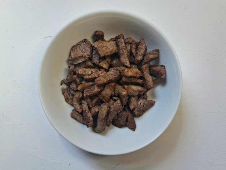 Um recipiente com a carne após fritar.