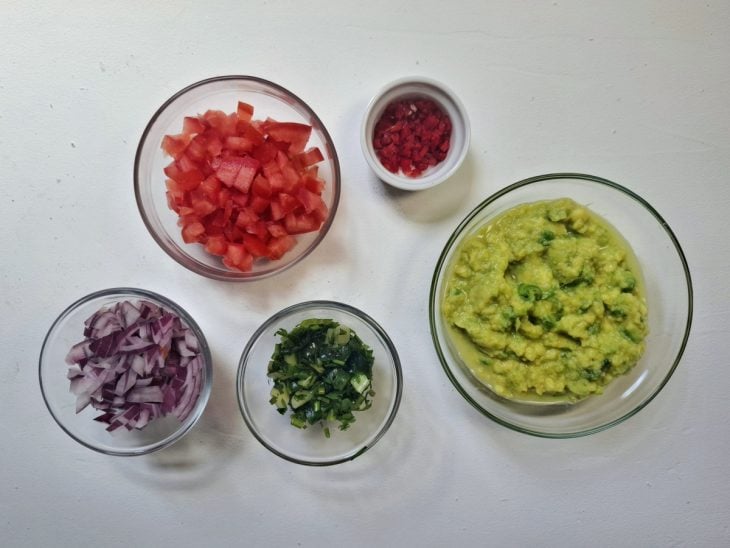 Vegetais picados em recipientes separados.