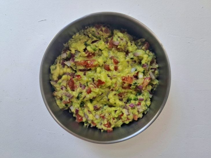 Uma tigela com os ingredientes da guacamole.