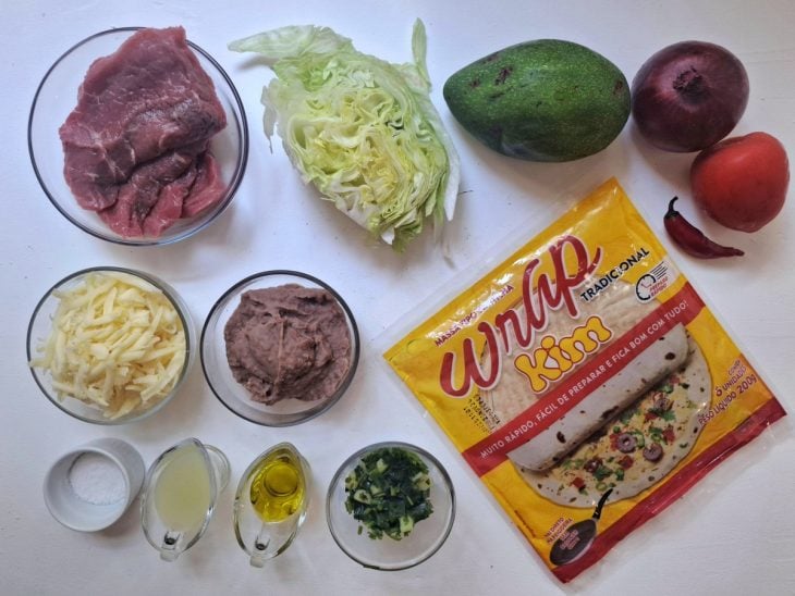 Ingredientes da receita sobre a bancada.