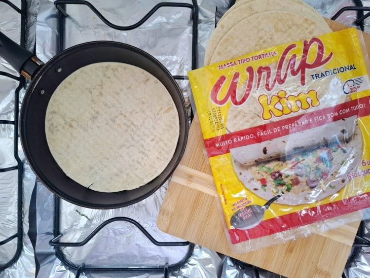 Uma frigideira com um wrap ao fogo.