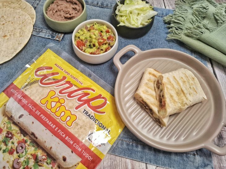 Um prato com wrap de carne.