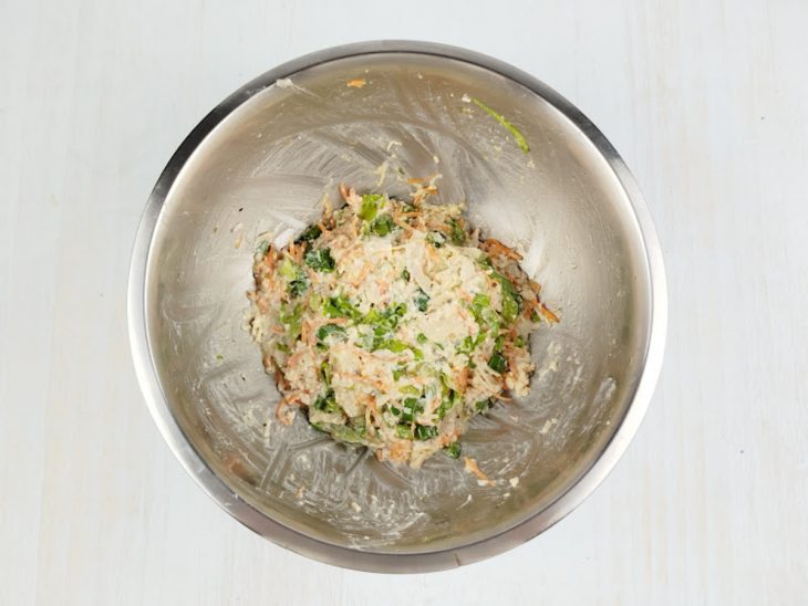 Alface, cenoura, a cebolinha, o creme de ricota e o parmesão adicionados ao frango.