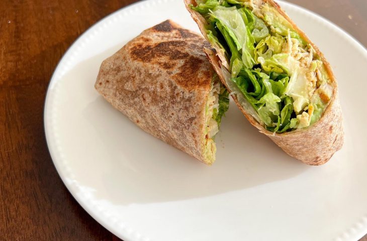 Wrap de frango com avocado