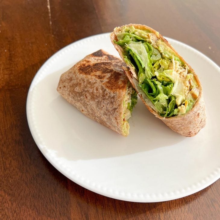 Wrap de frango com avocado