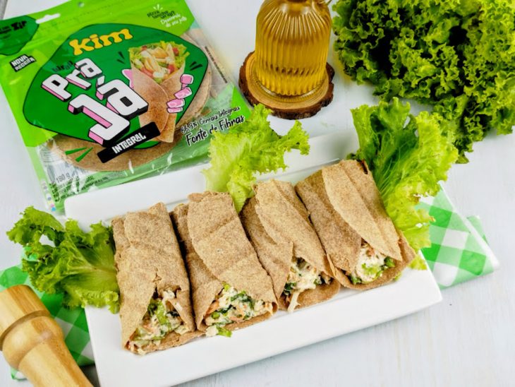 Wraps prontos, servidos em travessa.