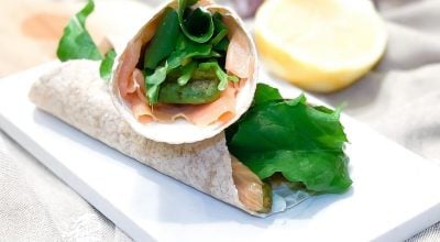 Wrap de salmão defumado com avocado