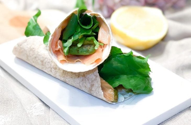 Wrap de salmão defumado com avocado