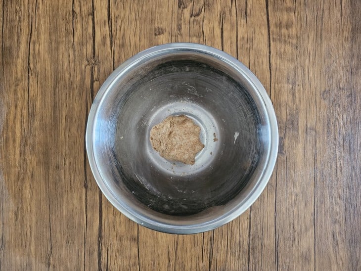 Um bowl com a massa em formato de bola.