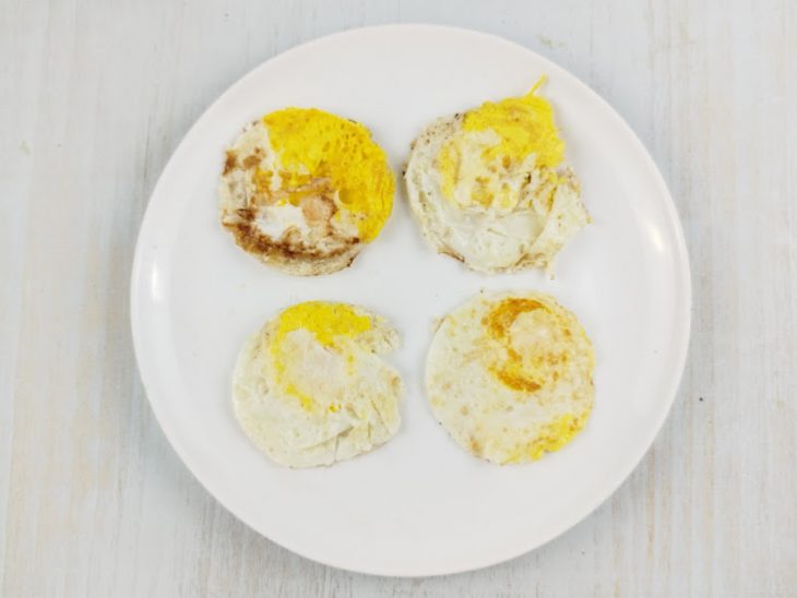 Ovos fritos num prato.