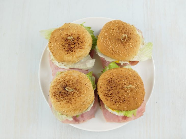 Montagem finalizada com alface e a outra fatia do pão.