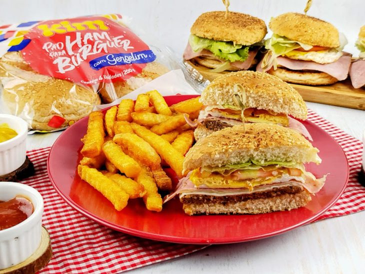Lanche com carne e salada, acompanhado de fritas.