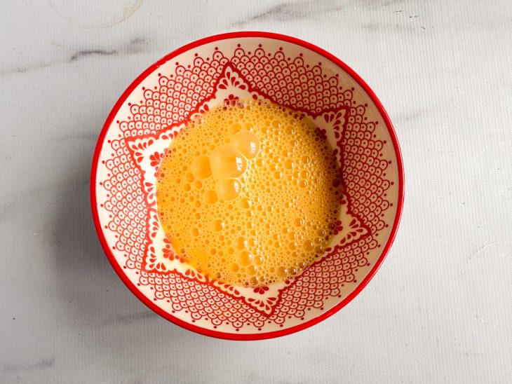 Mistura de ovos na tigela.