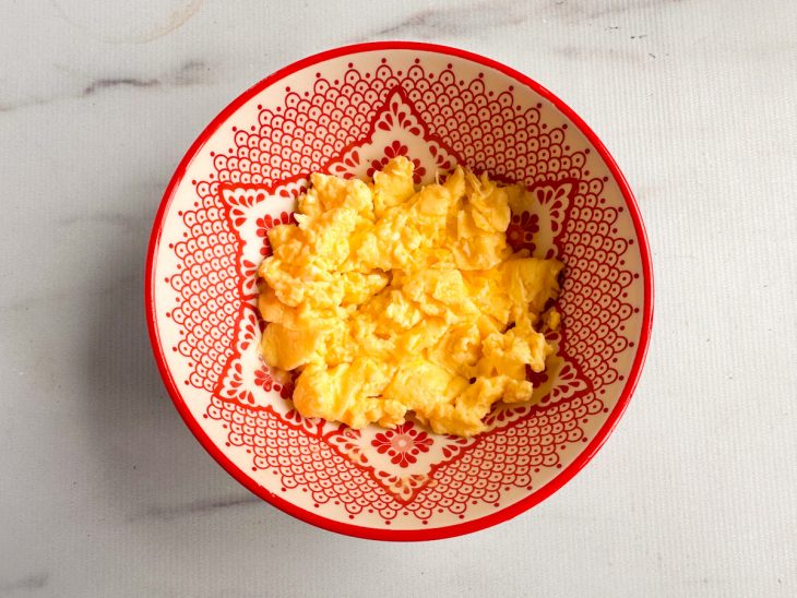 Ovos mexidos na tigela.