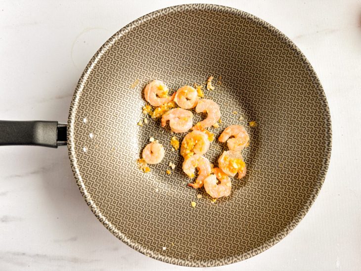 Camarões fritando na panela.