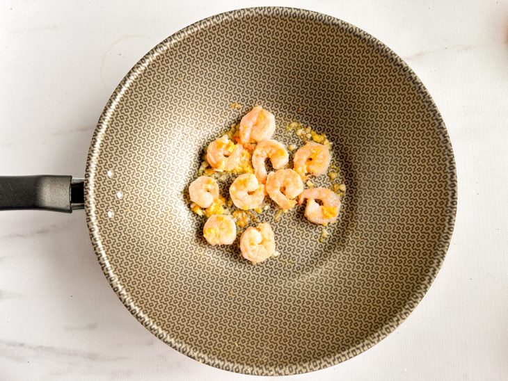 Camarões dourados na panela.